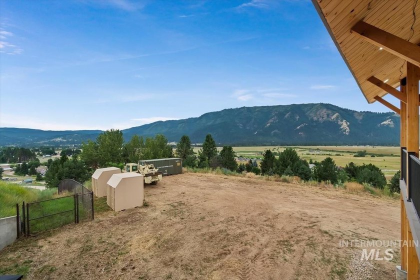 Fantastic Views! This beautiful home offers 3 bedrooms, 3 - photo 44