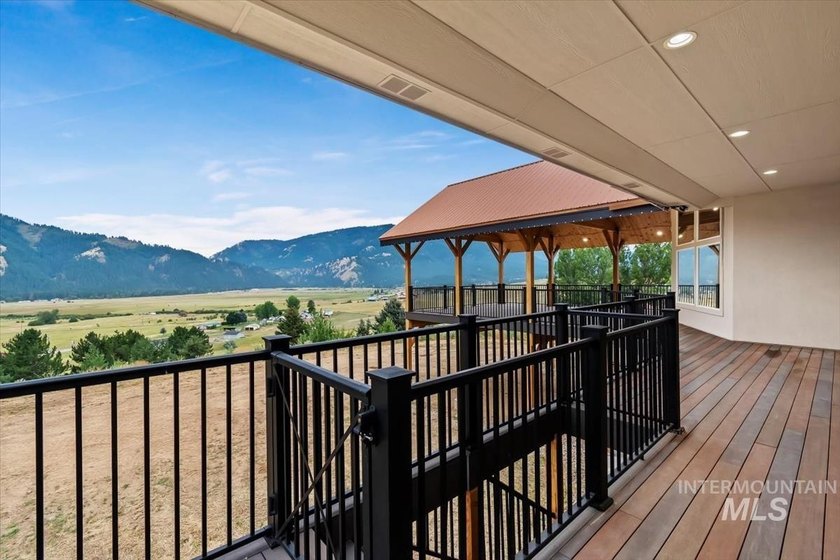 Fantastic Views! This beautiful home offers 3 bedrooms, 3 - photo 46