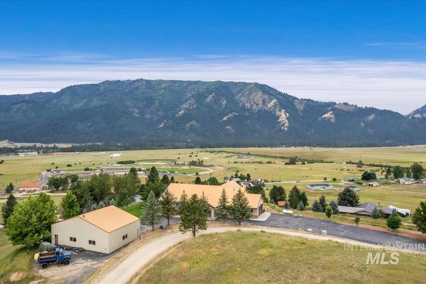 Fantastic Views! This beautiful home offers 3 bedrooms, 3 - photo 48