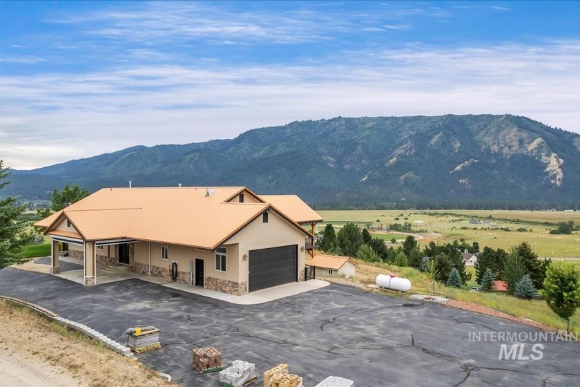 Fantastic Views! This beautiful home offers 3 bedrooms, 3 - photo 49