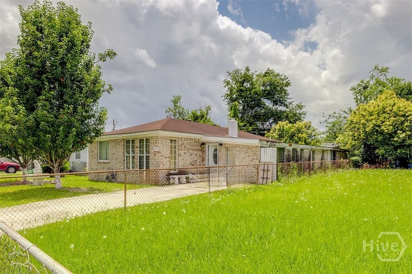 This 1950s ranch bungalow offers four bedrooms and two full - photo 4