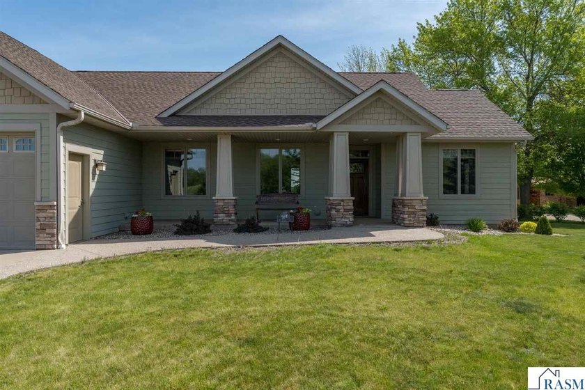 You'll marvel at this stunning 4-bedroom, 3-bathroom home - photo 5