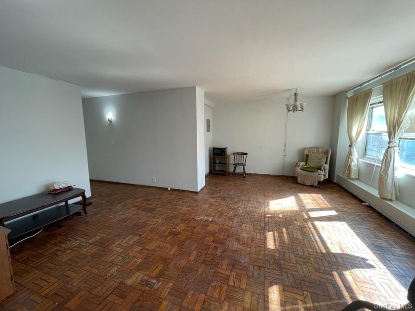 This cooperative unit apartment offers breathtaking views of the - photo 3