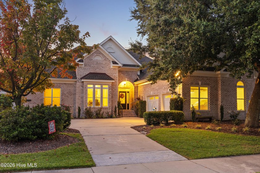 Welcome Home to this beautiful, 3 bedroom, 3 bath home located - photo 3