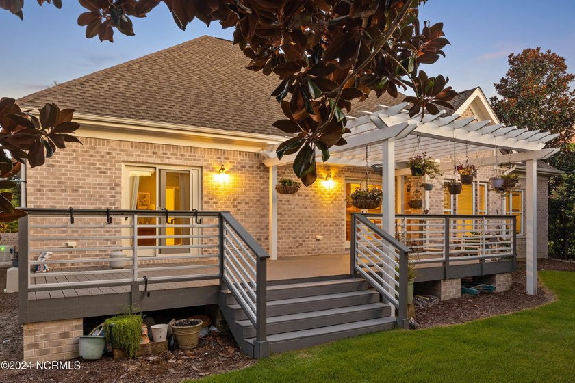 Welcome Home to this beautiful, 3 bedroom, 3 bath home located - photo 4
