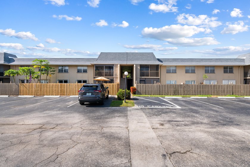 Welcome to this beautifully maintained 2-bedroom, 2-bath condo - photo 3
