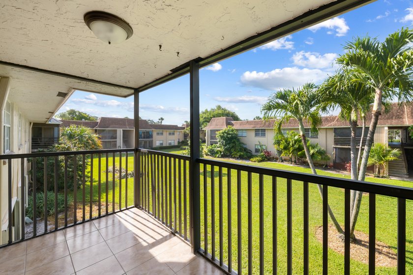 Welcome to this beautifully maintained 2-bedroom, 2-bath condo - photo 6