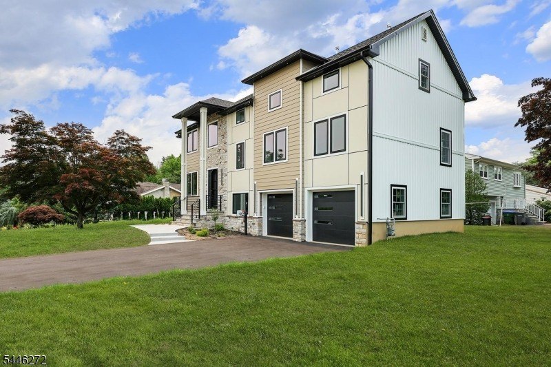 COMMUTER'S DREAM EXQUISITE NEW EAST FACING CONTEMPORARY MODERN - photo 2