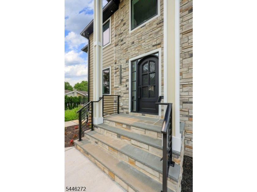 COMMUTER'S DREAM EXQUISITE NEW EAST FACING CONTEMPORARY MODERN - photo 4