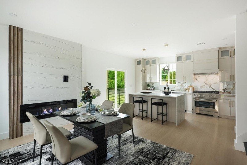 COMMUTER'S DREAM EXQUISITE NEW EAST FACING CONTEMPORARY MODERN - photo 6