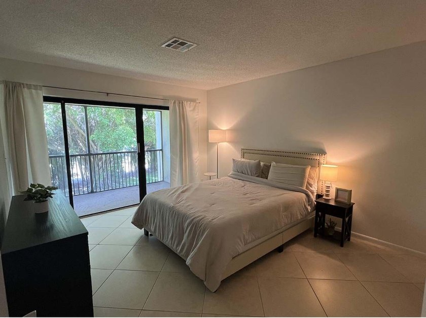 Welcome to this spacious three-bedroom, two-and-a-half-bath - photo 7
