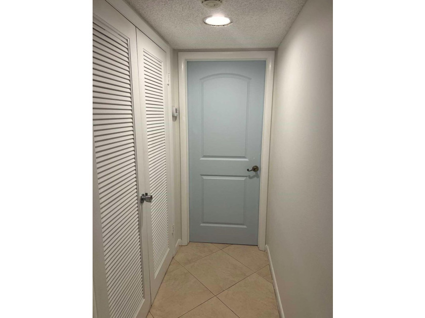 Welcome to this spacious three-bedroom, two-and-a-half-bath - photo 8