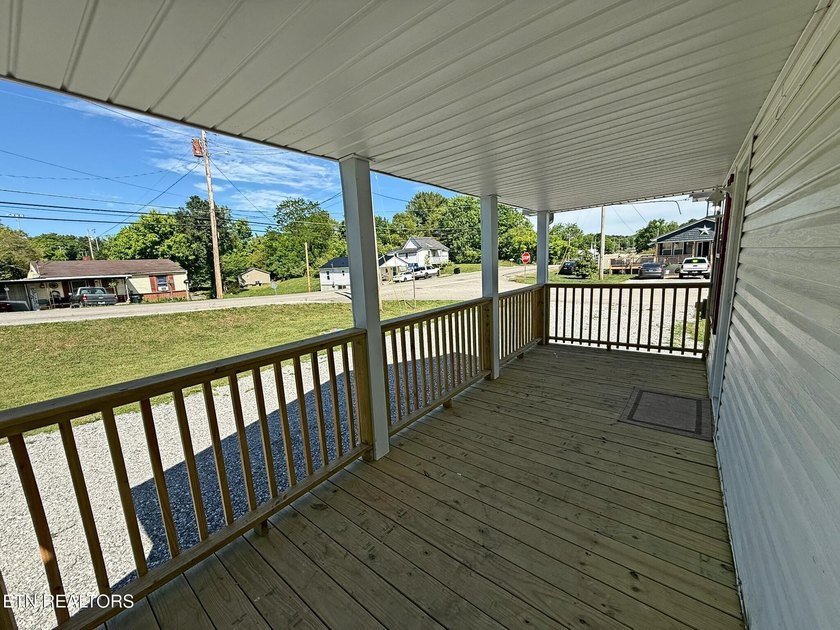 Beautifully remodeled ranch home located in the heart of - photo 4