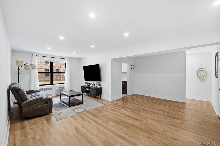 Beautiful 2 Bedroom Unit located on the 1st Floor of Cambridge - photo 4