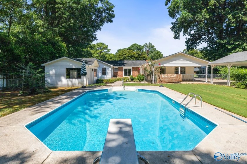 Location-Location 3/4 bedroom home, 5 baths (2-full, 1-3/4 - photo 39