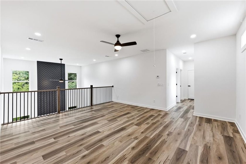 Welcome to lakeside living on Lake Lanier in the sought-after - photo 19