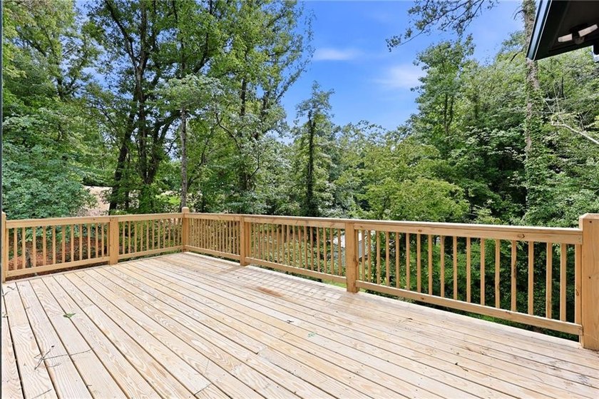 Welcome to lakeside living on Lake Lanier in the sought-after - photo 28