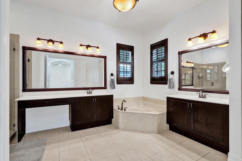 Welcome to this stunning 4-bedroom, 3.5-bathroom residence - photo 19