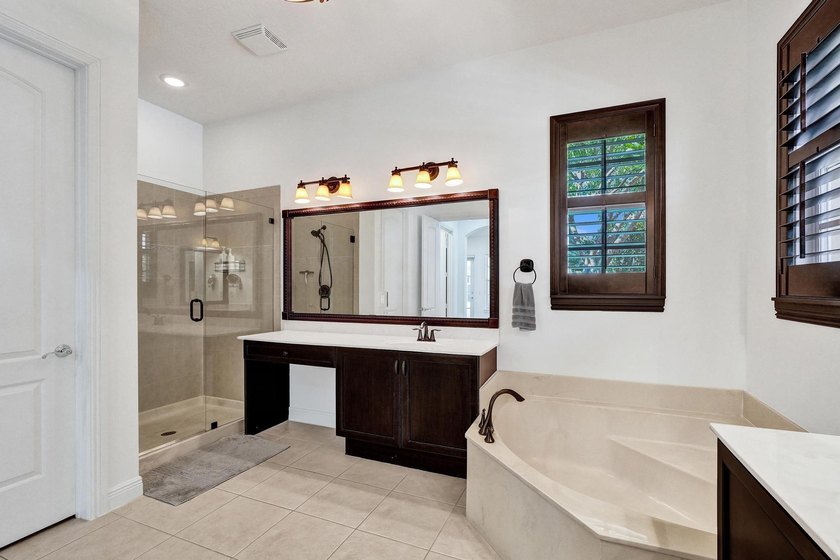 Welcome to this stunning 4-bedroom, 3.5-bathroom residence - photo 20