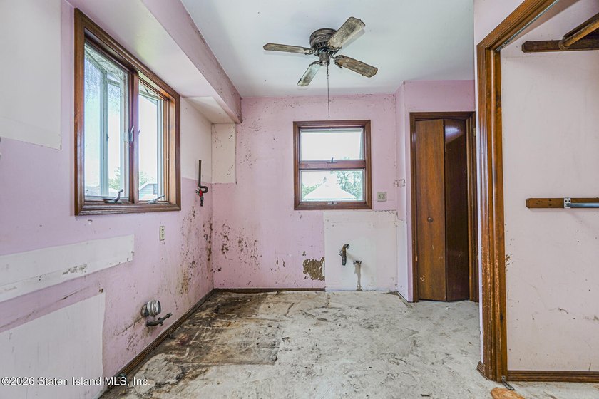 PROPERTY IS VACANT! PRICED TO SELL AS IS: CASH OFFERS ONLY - photo 22
