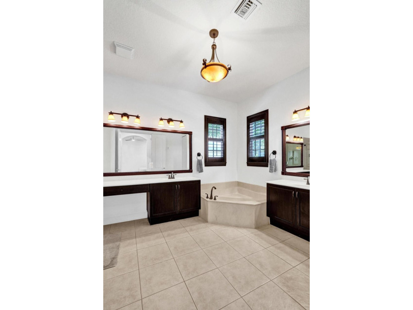 Welcome to this stunning 4-bedroom, 3.5-bathroom residence - photo 23