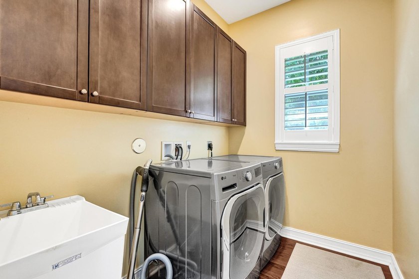 Welcome to this stunning 4-bedroom, 3.5-bathroom residence - photo 28