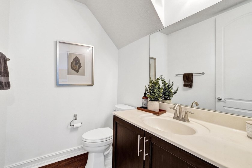 Welcome to this stunning 4-bedroom, 3.5-bathroom residence - photo 32