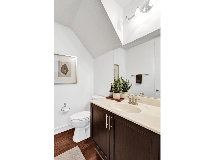 Welcome to this stunning 4-bedroom, 3.5-bathroom residence - photo 33
