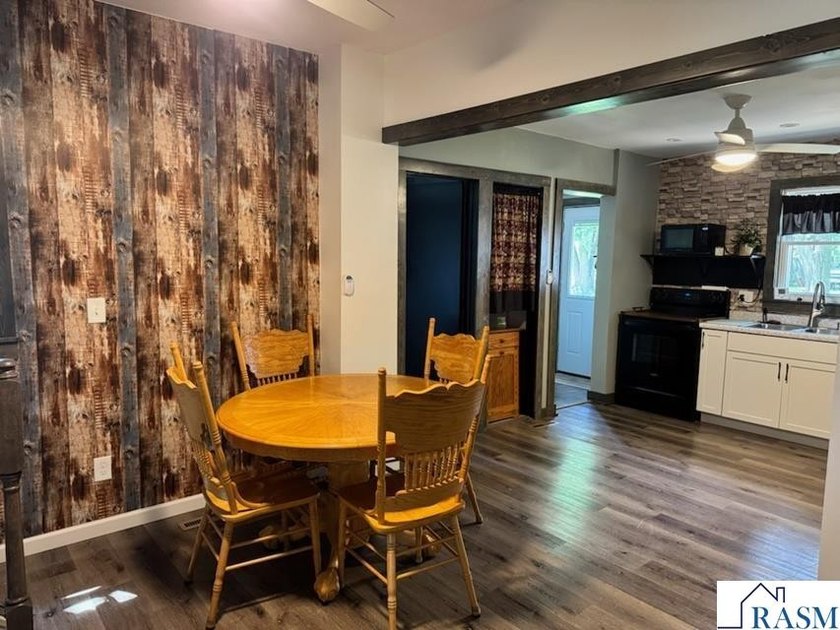 Welcome Home! This tastefully decorated home offers warmth and - photo 4