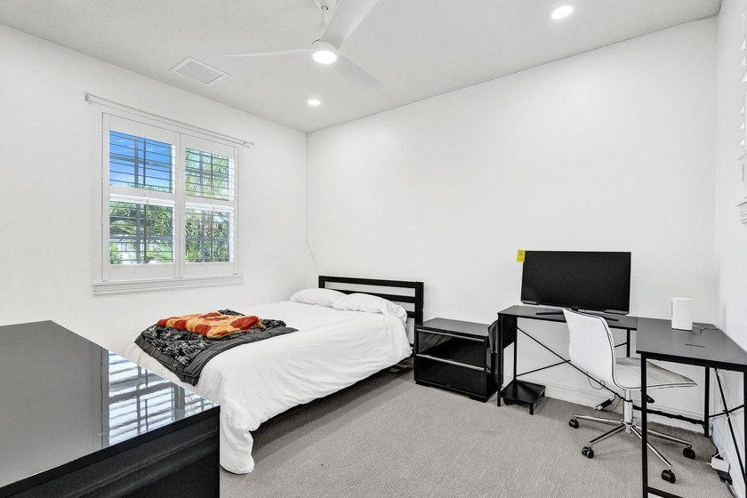 Welcome to this stunning 4-bedroom, 3.5-bathroom residence - photo 34