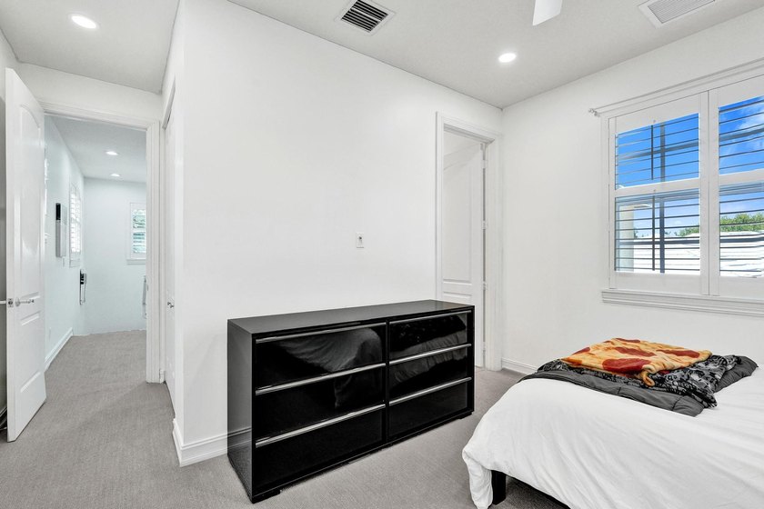 Welcome to this stunning 4-bedroom, 3.5-bathroom residence - photo 35