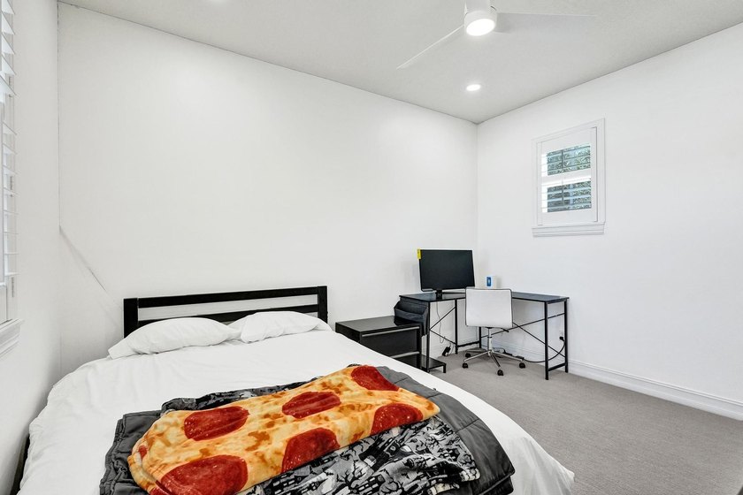 Welcome to this stunning 4-bedroom, 3.5-bathroom residence - photo 36
