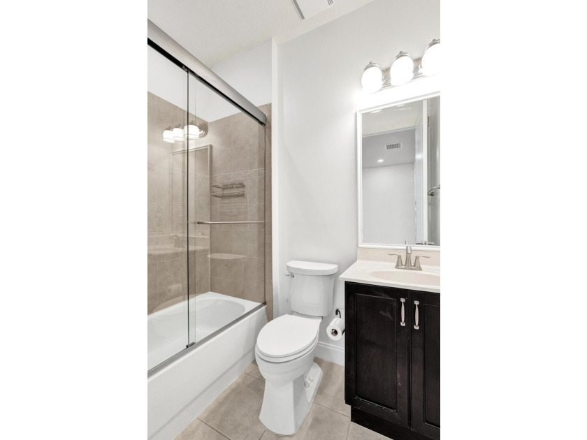 Welcome to this stunning 4-bedroom, 3.5-bathroom residence - photo 38