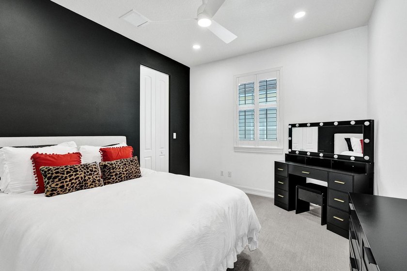Welcome to this stunning 4-bedroom, 3.5-bathroom residence - photo 39