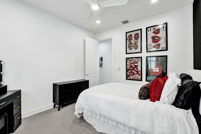 Welcome to this stunning 4-bedroom, 3.5-bathroom residence - photo 41