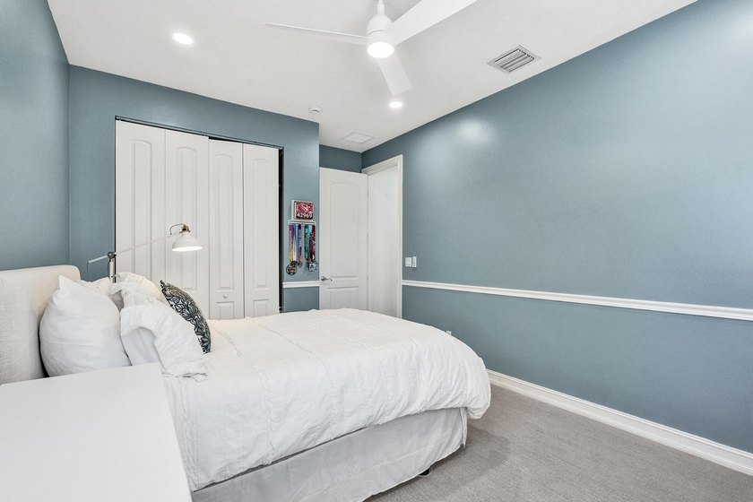 Welcome to this stunning 4-bedroom, 3.5-bathroom residence - photo 47