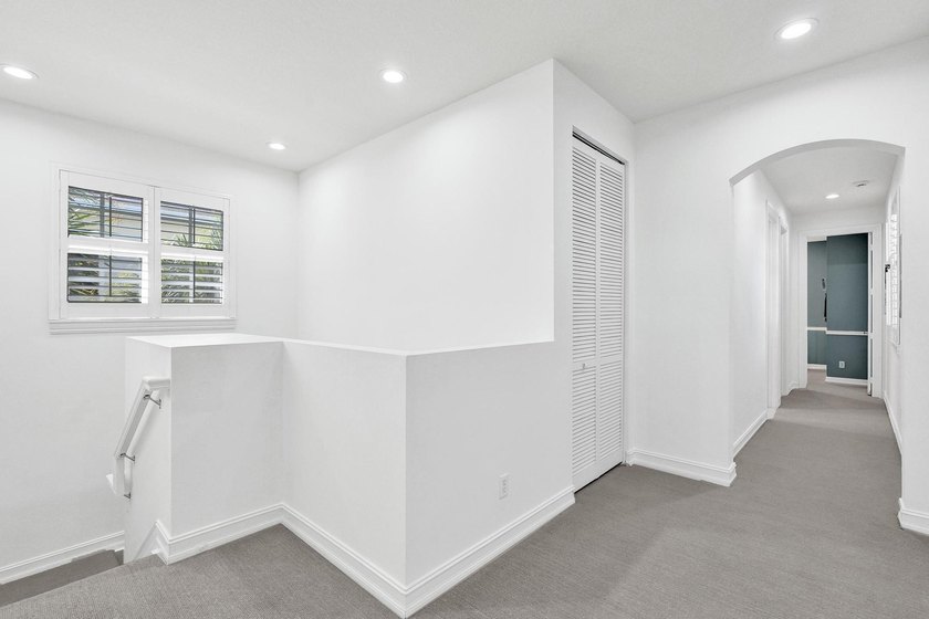 Welcome to this stunning 4-bedroom, 3.5-bathroom residence - photo 50