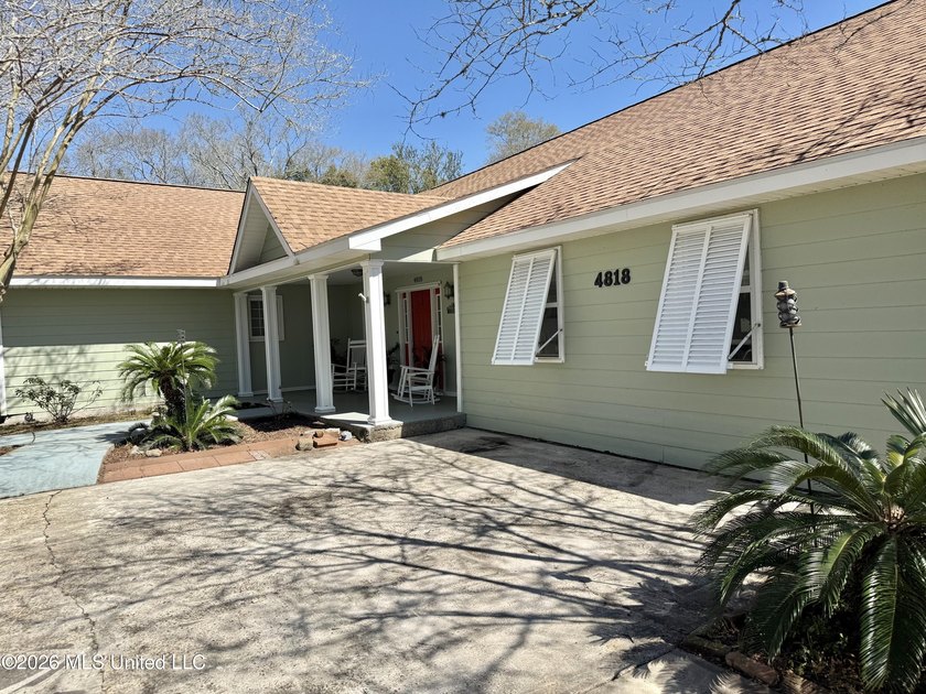 Gorgeous large home with access to the Pascagoula River with - photo 2