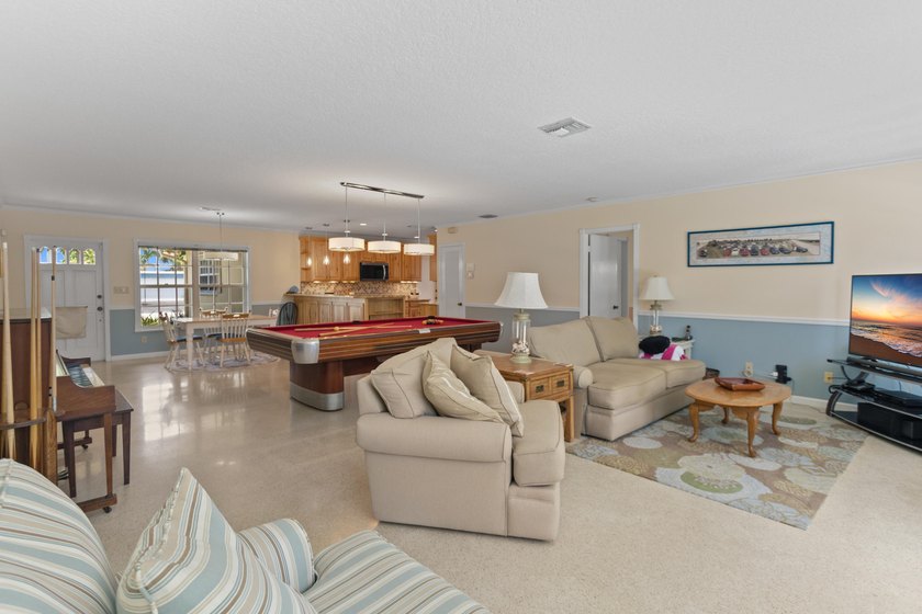 Welcome to this thoughtfully designed single-family residence - photo 6