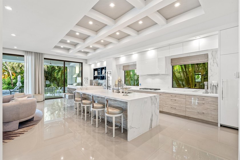 An artful modern showplace for indoor/outdoor entertaining, this - photo 13