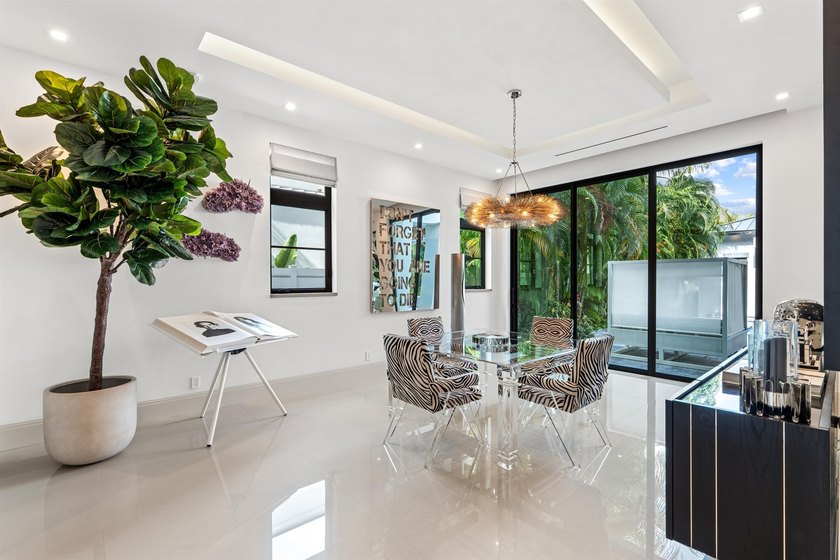 An artful modern showplace for indoor/outdoor entertaining, this - photo 16