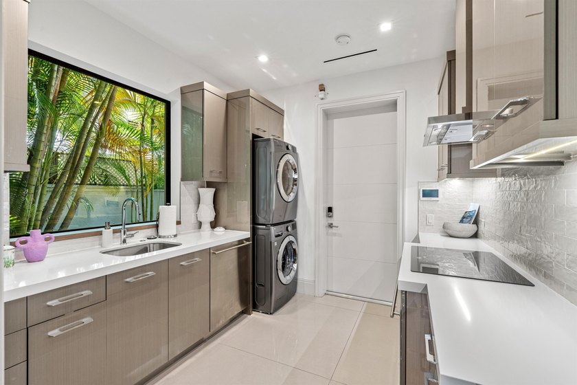 An artful modern showplace for indoor/outdoor entertaining, this - photo 22