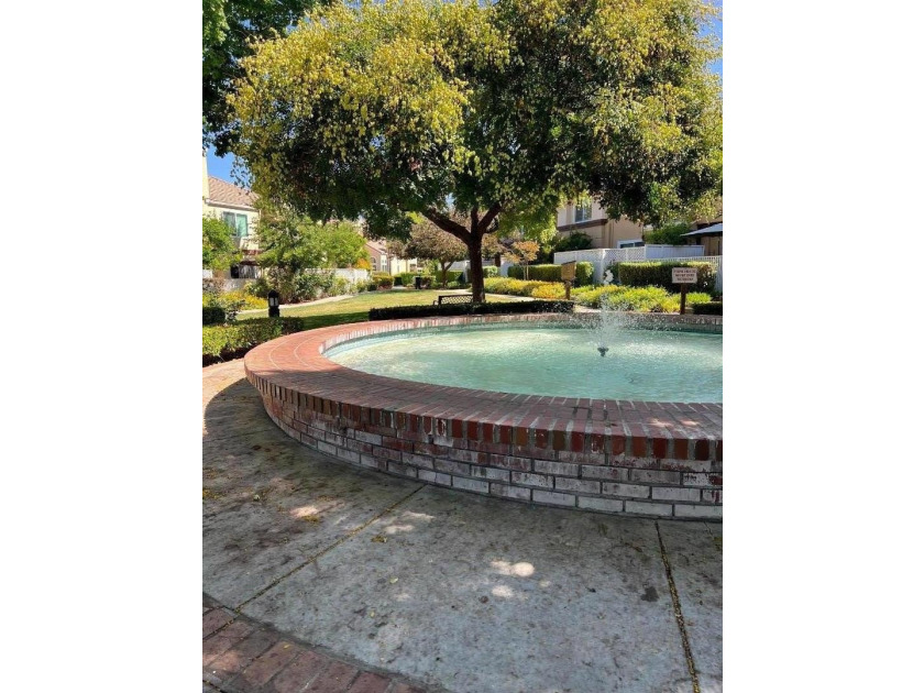 Welcome to this light, bright, &amp; spacious 2-bedroom, 2-bath - photo 11
