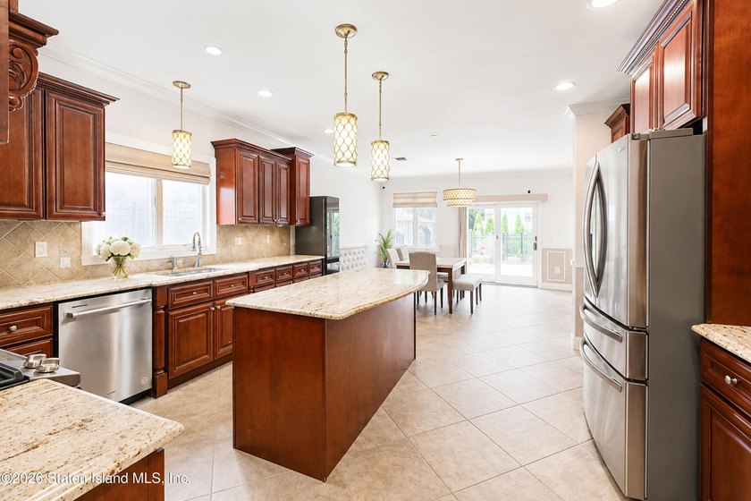 Welcome to 19 Ocean Road, located in the prestigious Dent Road - photo 12