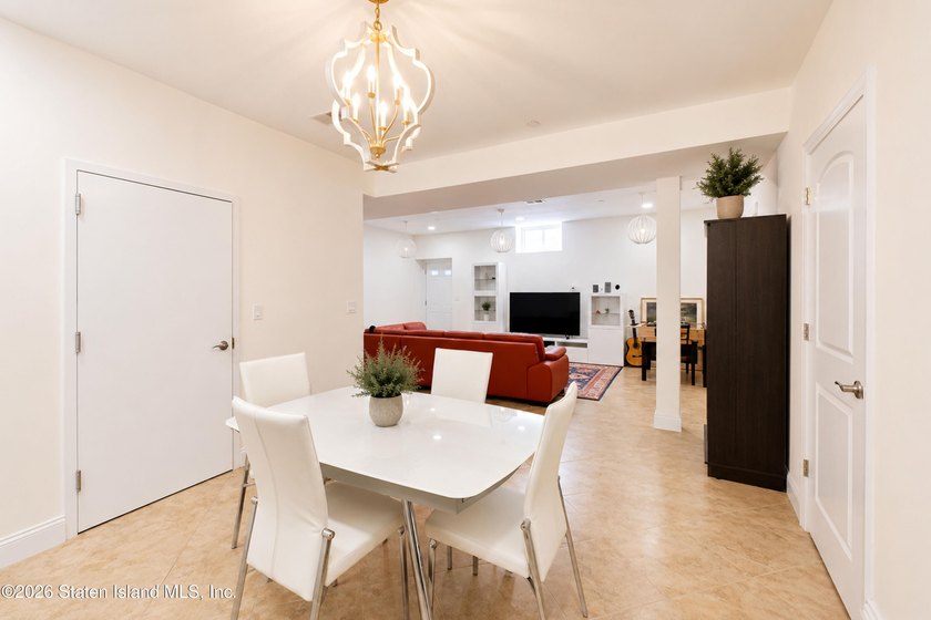 Welcome to 19 Ocean Road, located in the prestigious Dent Road - photo 32