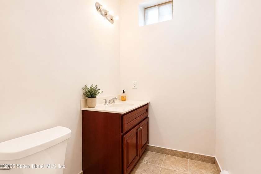 Welcome to 19 Ocean Road, located in the prestigious Dent Road - photo 33