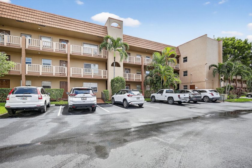 BEAUTIFUL REMODELED UNIT LOCATED IN SUNRISE LAKES PHASE 3, WITH - photo 2