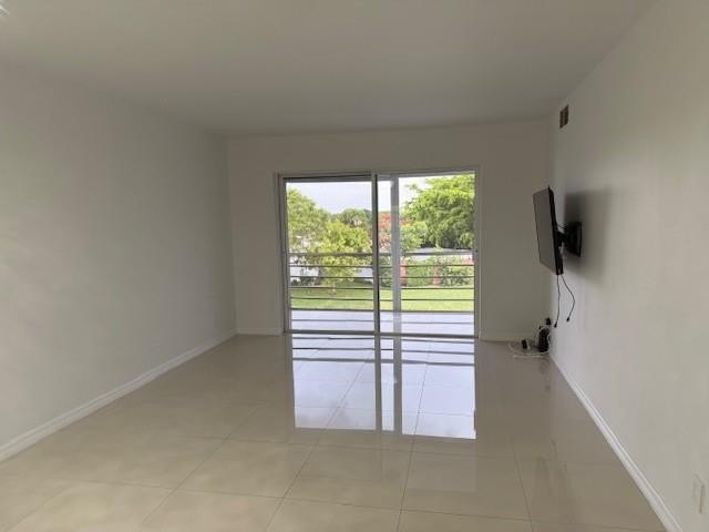 BEAUTIFUL REMODELED UNIT LOCATED IN SUNRISE LAKES PHASE 3, WITH - photo 4
