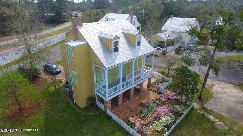 Acadian cottage, 3 bed, 2 1/2 bath, three levels with interior - photo 5