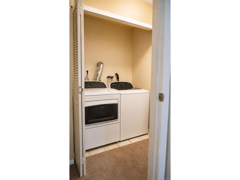 Welcome to easy living in the highly sought after Fox Meadow - photo 17